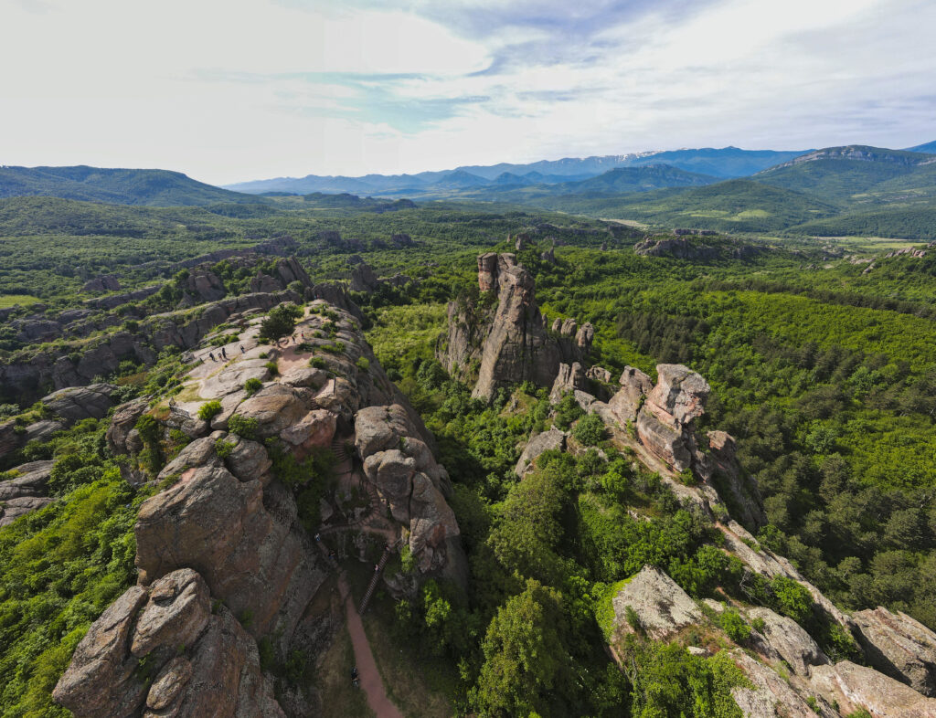 10 причини да посетите Белоградчик aerial panorama of belogradchik rocks, bulgaria